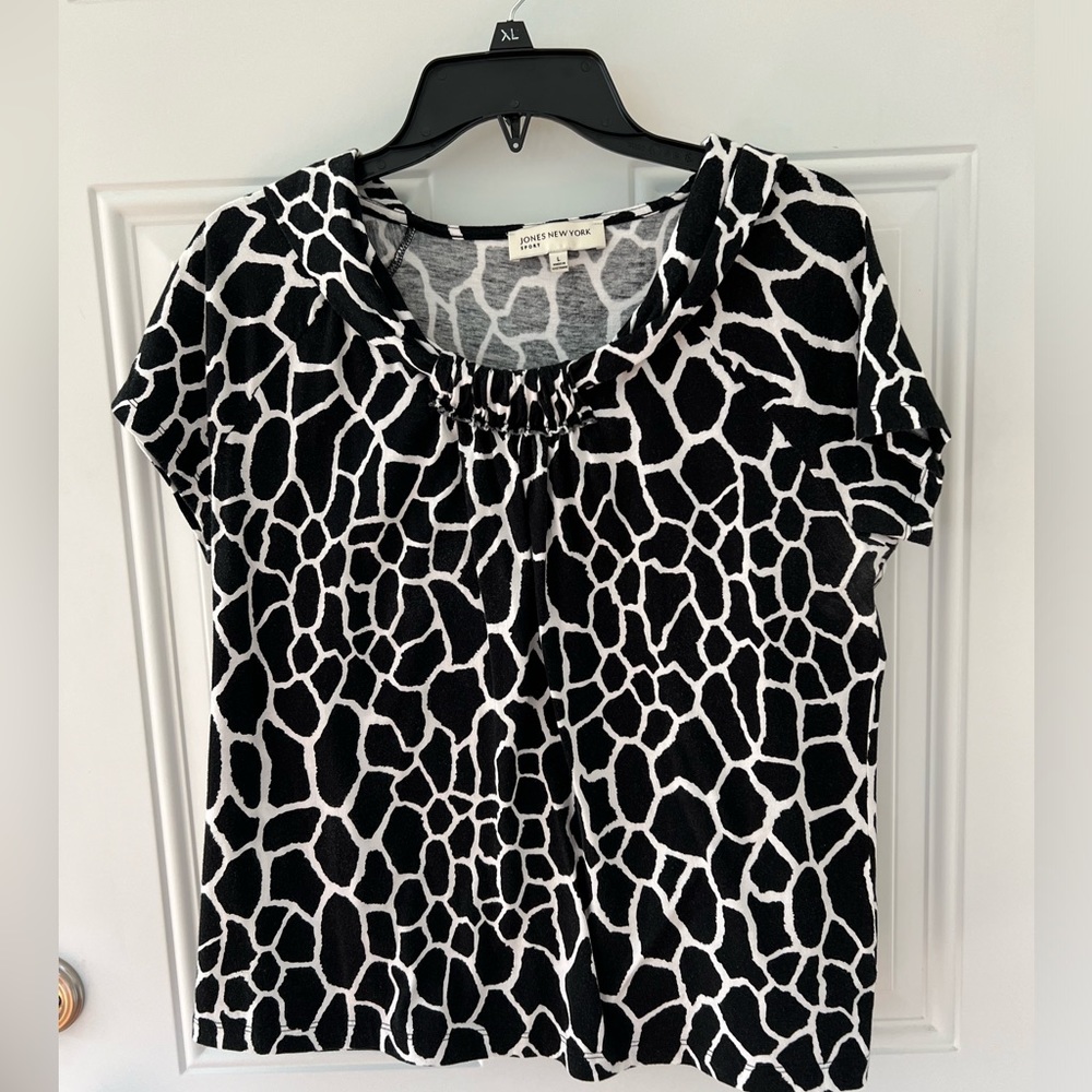 Large top black and white
